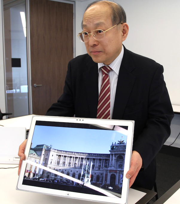 Demonstration of 4K shot with GH4 at the Heldenplatz in Vienna. Display is a 4K Panasonic tablet. Which looks amazing!